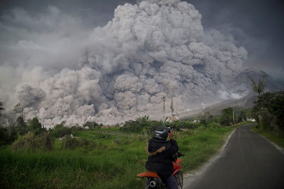 Indonezijoje stiprus išsiveržimas pakeitė Sinabungo ugnikalnio viršūnės pavidalą
