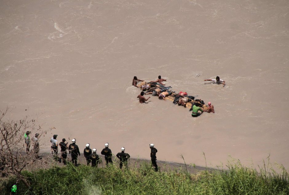 Peru nuo skardžio nulėkus autobusui žuvo mažiausiai 44 žmonės