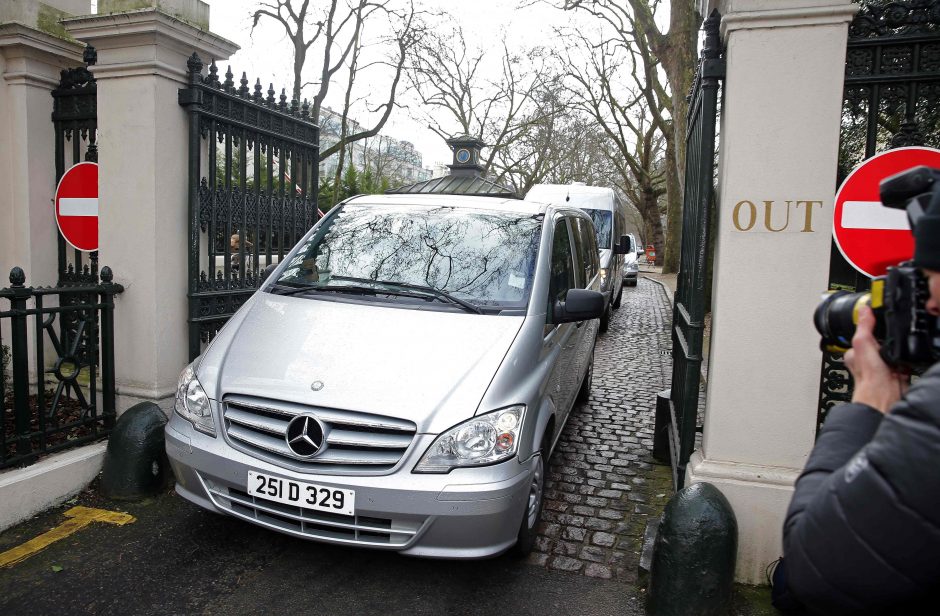 Išsiųsti rusų diplomatai palieka ambasadą Londone