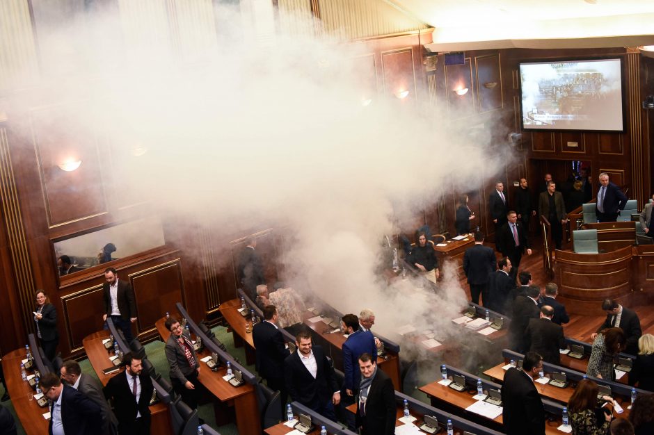 Kosovo opozicija parlamente paleido ašarines dujas