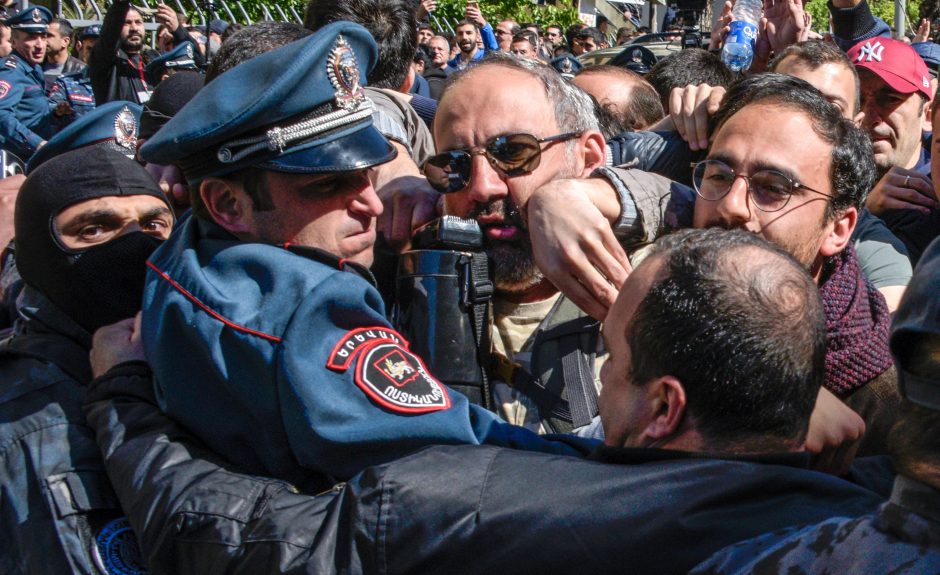 Armėnai protestuoja prieš buvusio šalies lyderio siekį įsitvirtinti valdžioje