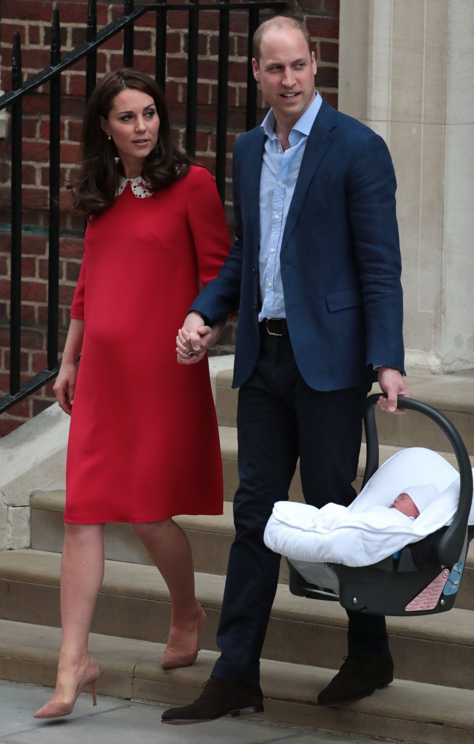 Princas Williamas ir jo žmona Kate su naujagimiu grįžo namo