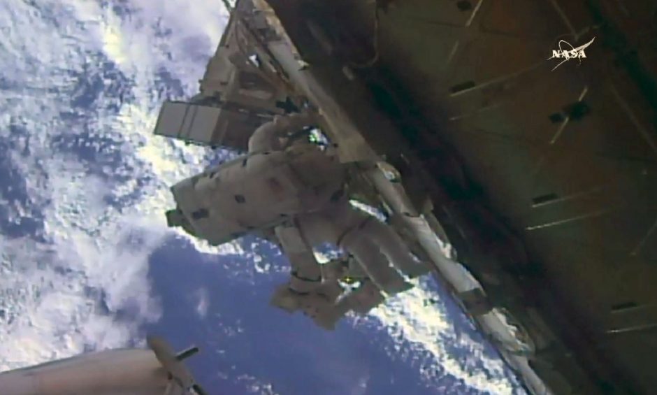 JAV astronautai TKS išorėje perkėlė aušinimo sistemos siurblius