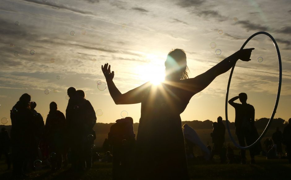 Tūkstančiai žmonių Stounhendže švenčia vasaros saulėgrįžą