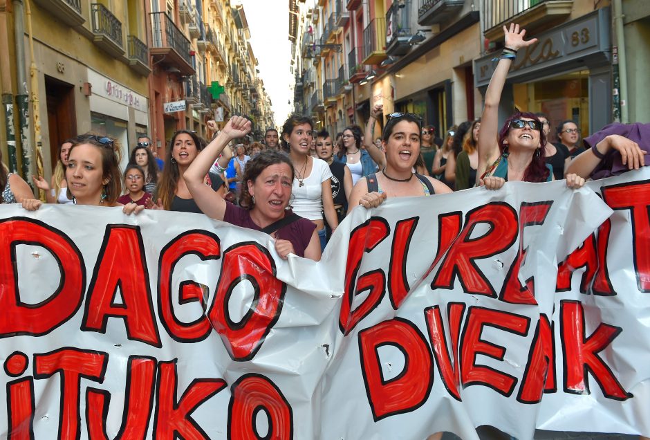 Ispanijos teismo sprendimas paleisti prievartautojų gaujos narius išprovokavo įtūžį