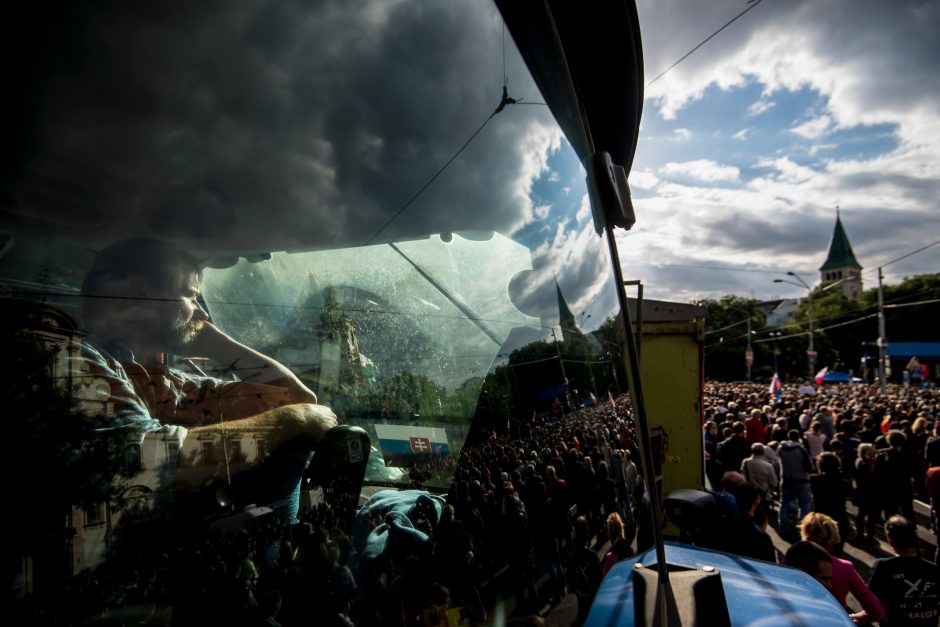 Slovakijoje prie masinių protestų prisidėjo ūkininkai su traktoriais