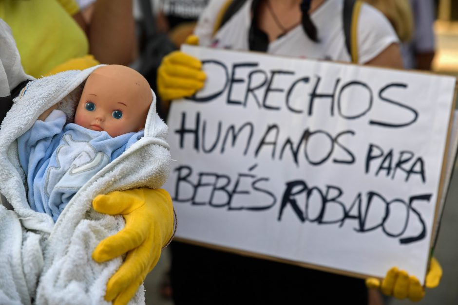 Pagrobtų kūdikių byla: tūkstančiai Ispanijos tėvų ir vaikų ieško vieni kitų