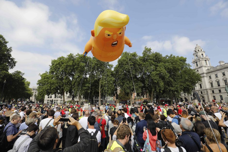 Londone prieš D. Trumpo vizitą protestuoja dešimtys tūkstančių žmonių