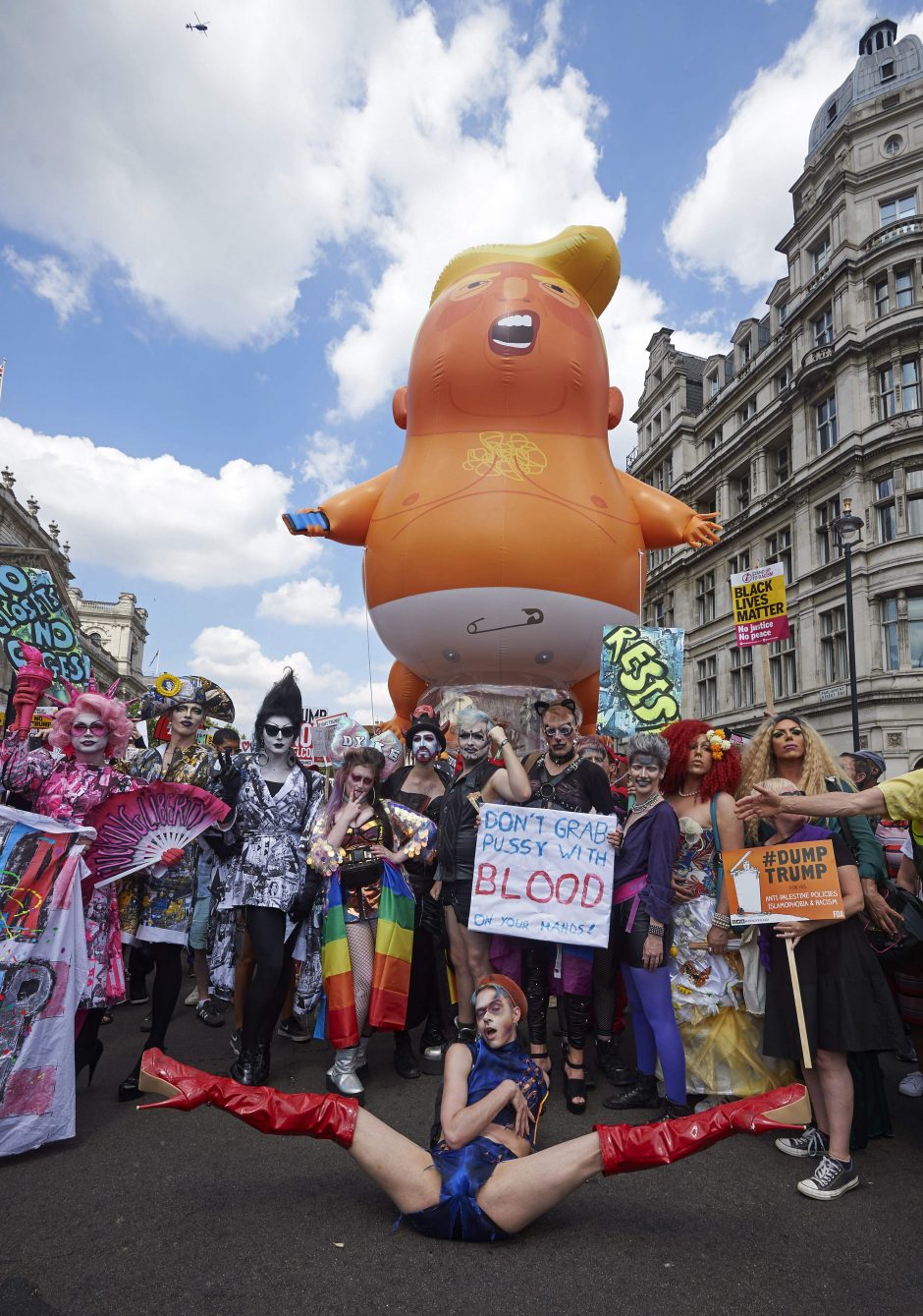 Londone prieš D. Trumpo vizitą protestuoja dešimtys tūkstančių žmonių