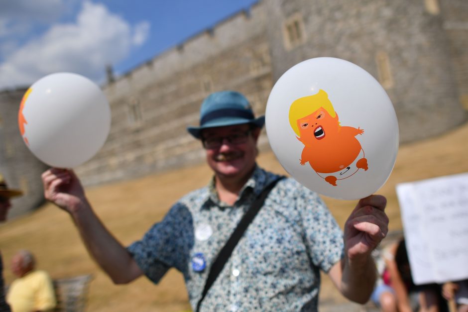 Londone prieš D. Trumpo vizitą protestuoja dešimtys tūkstančių žmonių