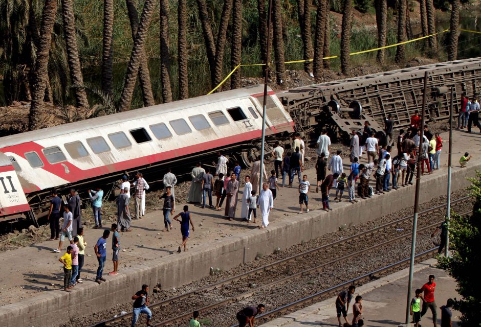 Egipte nuo bėgių nulėkė keleivinis traukinys, dešimtys žmonių sužeisti
