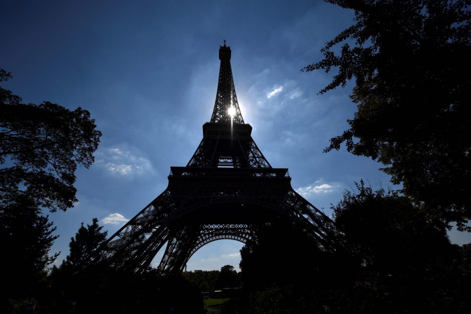 Dėl personalo streiko Paryžiuje lankytojams uždarytas Eifelio bokštas
