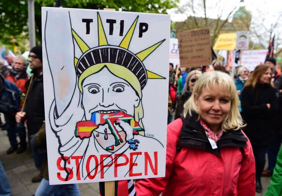 Vokietijoje tūkstančiai žmonių protestuoja prieš transatlantinę prekybos sutartį