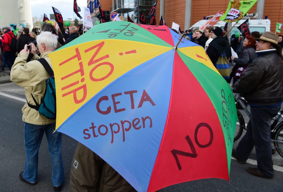 Vokietijoje tūkstančiai žmonių protestuoja prieš transatlantinę prekybos sutartį