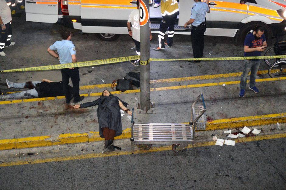 Stambulo oro uoste per išpuolį žuvo dešimtys žmonių