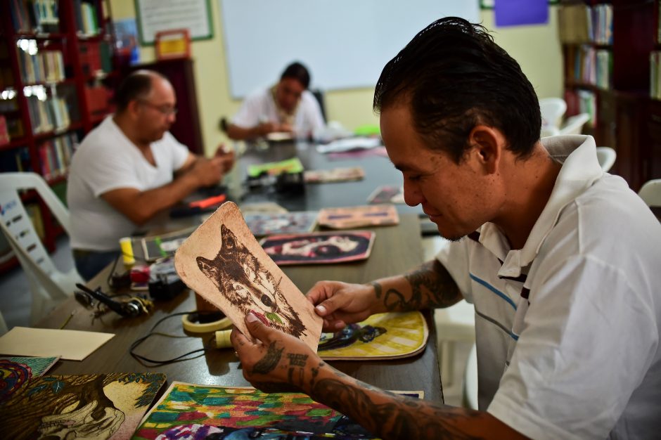 Prabangios rankinės dekoruojamos ... Meksikos kalėjime