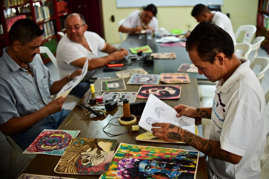 Prabangios rankinės dekoruojamos ... Meksikos kalėjime