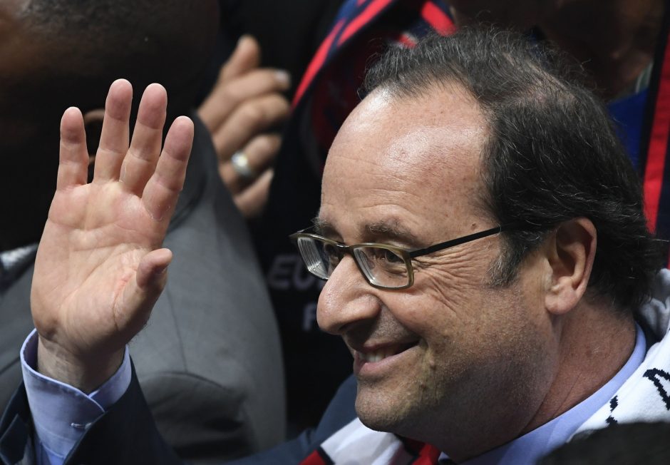 F. Hollande'o kirpėjo alga – 10 000 eurų per mėnesį