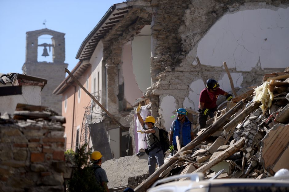 Italijoje žemės drebėjimo aukų skaičius artėja prie 300