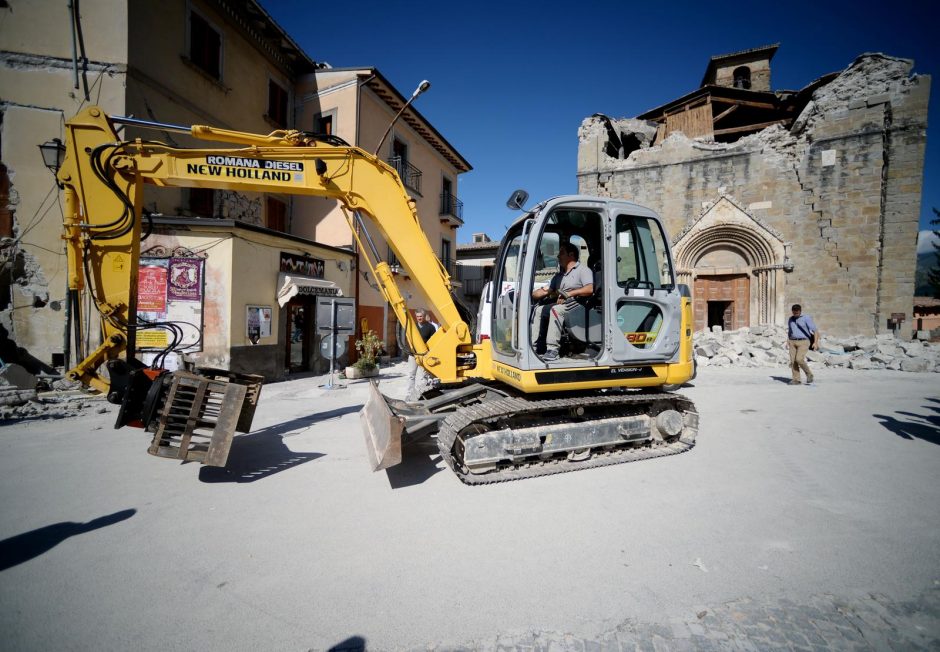 Italijoje žemės drebėjimo aukų skaičius artėja prie 300