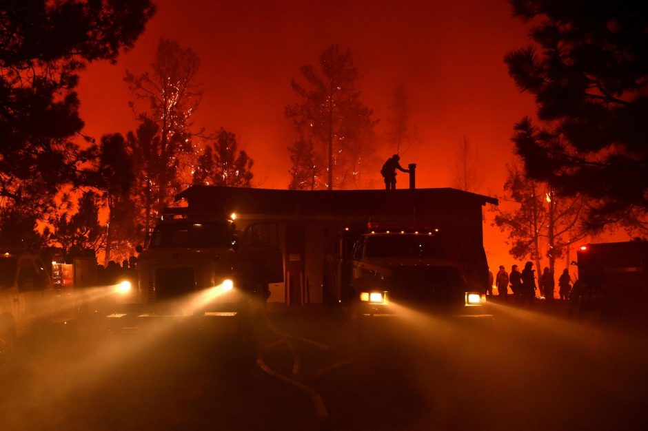 Kalifornijoje siautėjantis gaisras verčia evakuotis kalnuose gyvenančius žmones