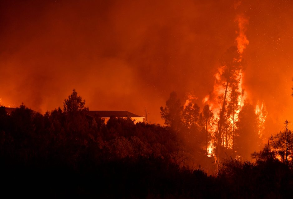 Kalifornijoje siautėjantis gaisras verčia evakuotis kalnuose gyvenančius žmones