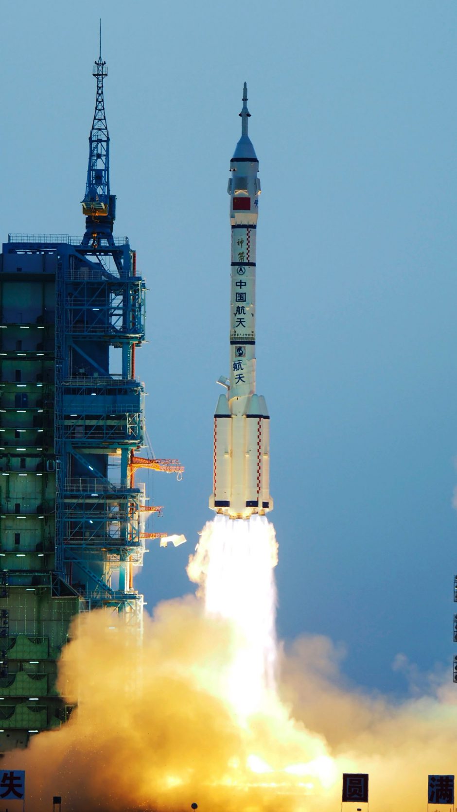 Kinija pasiuntė du astronautus į eksperimentinę kosminę stotį
