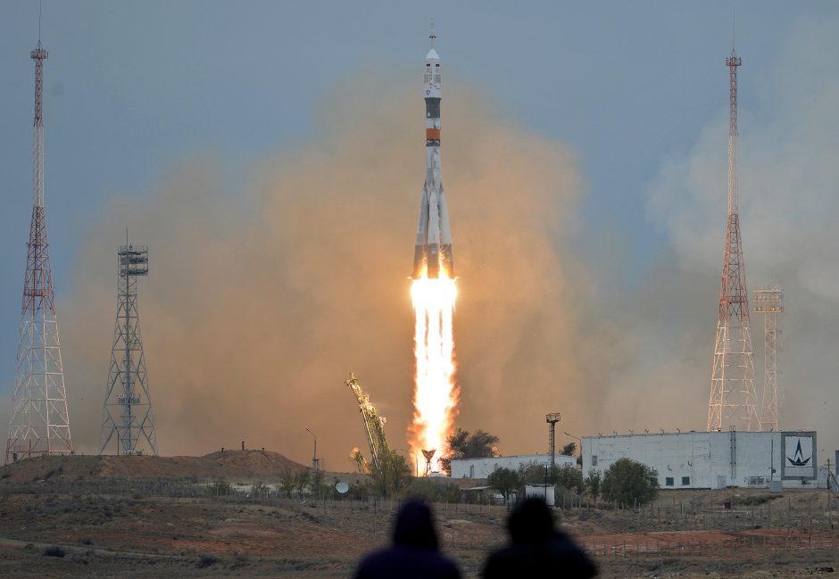 Rusijos raketa išskraidino į kosminę stotį du rusus ir amerikietį 