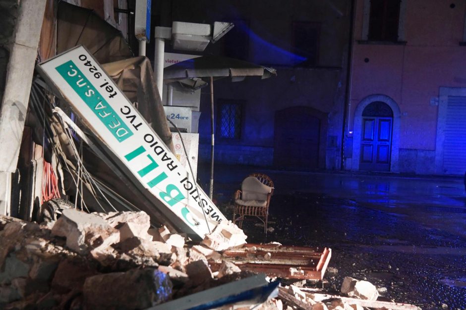 Italijoje dvigubas žemės drebėjimas griovė pastatus ir sukėlė paniką
