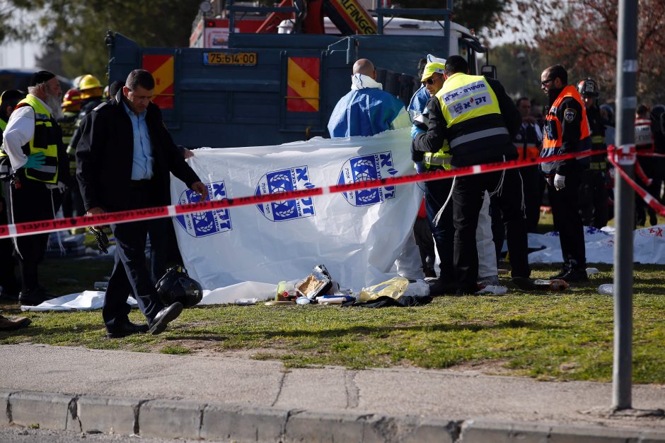 „Hamas“ giria sunkvežimiu keturis žydų karius pražudžiusį vairuotoją