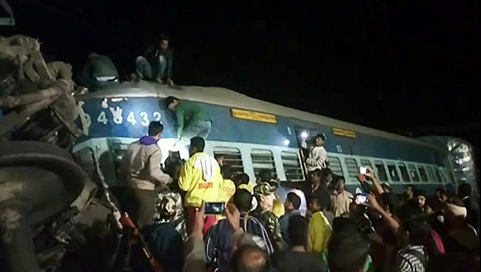 Indijoje per traukinio katastrofą žuvo mažiausiai 32 žmonės