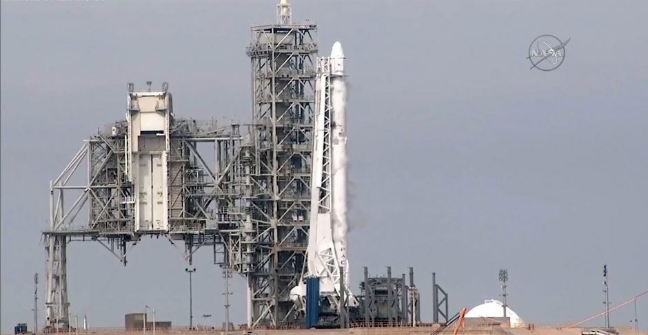 „SpaceX“ atidėjo raketos startą dėl variklio sutrikimo