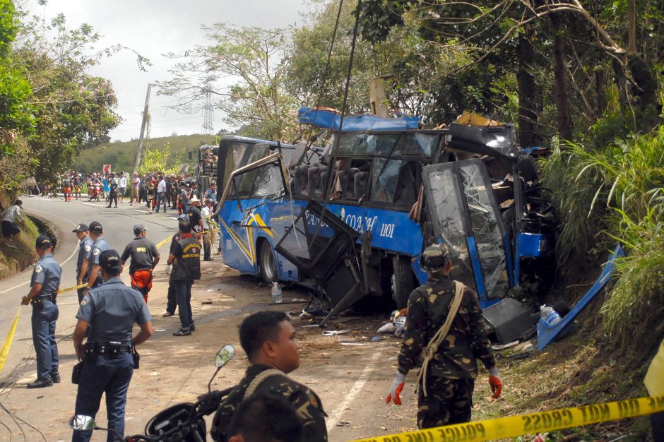 Filipinuose autobusui įsirėžus į stulpą žuvo mažiausiai 14 žmonių