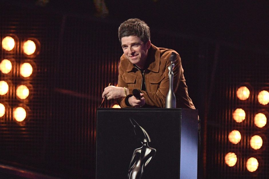 „BRIT Awards“ nusilenkė mirusiems dainininkams D. Bowie ir G. Michaelui