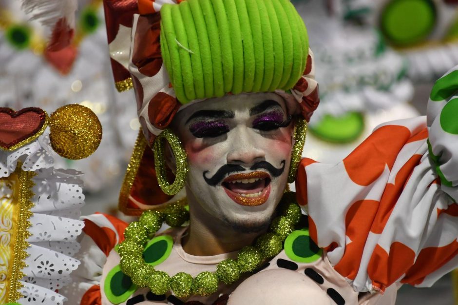 Brazilijoje sambos ritmu sukasi tūkstančiai šokėjų 