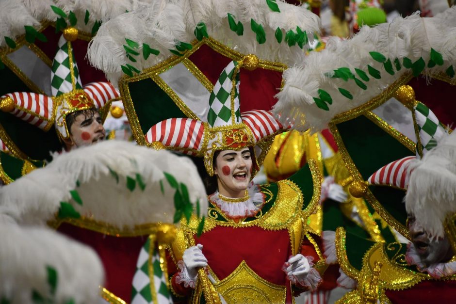 Brazilijoje sambos ritmu sukasi tūkstančiai šokėjų 