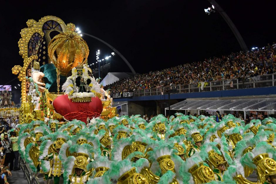 Brazilijoje sambos ritmu sukasi tūkstančiai šokėjų 