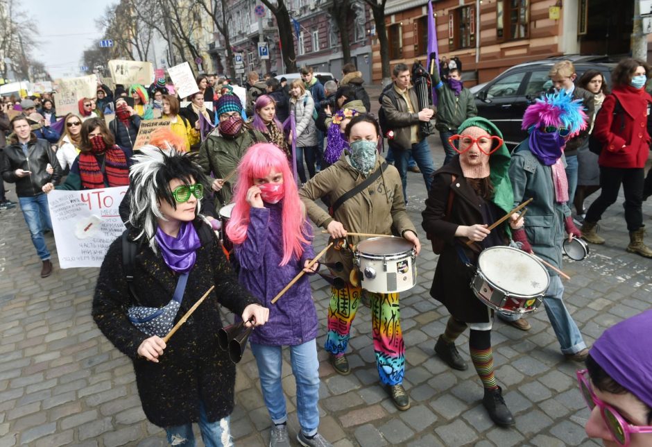 Feministės ragina Ukrainą sugrąžinti Moters dienai tikrąją prasmę