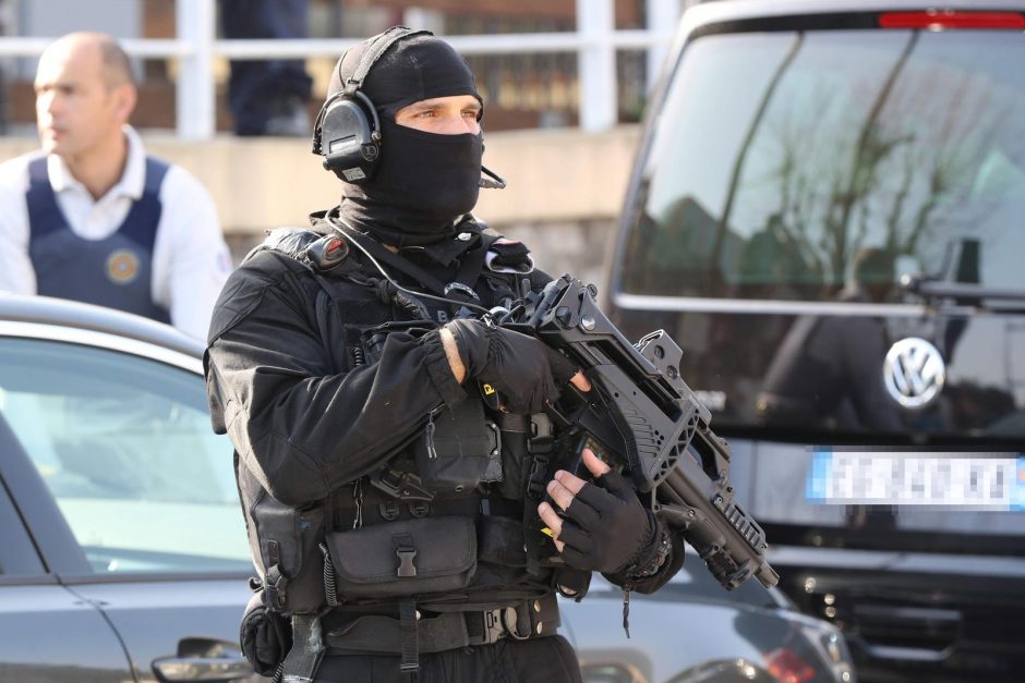 Prancūzijos mokykloje buvo pašauti keturi žmonės: du įtariamieji suimti