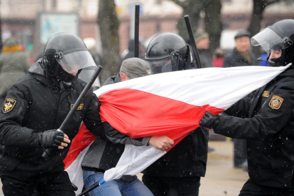 Minske per opozicijos mitingą sulaikyta mažiausiai 100 dalyvių