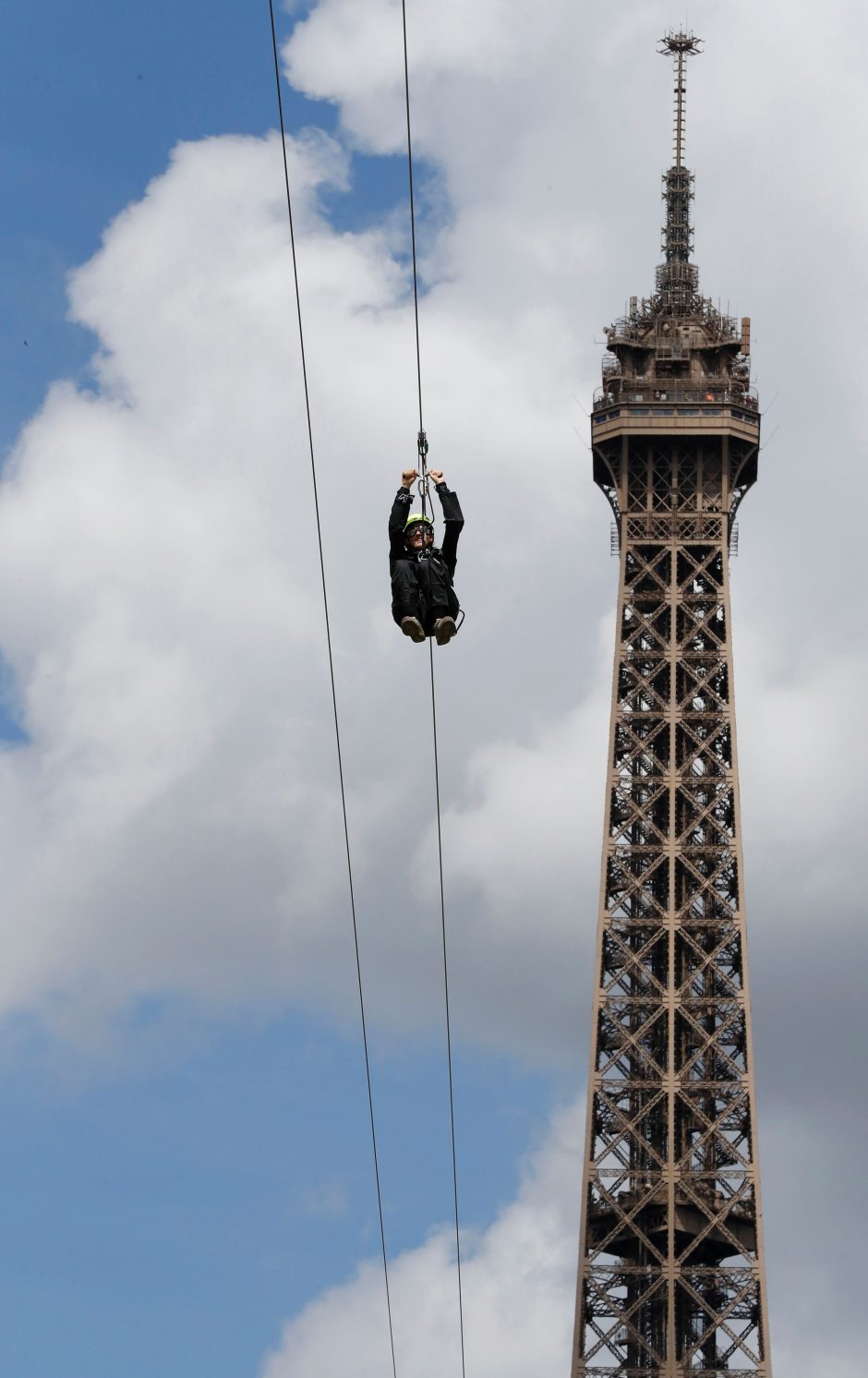 Atrakcija Paryžiuje: nuo Eifelio bokšto galima nusileisti lynu 