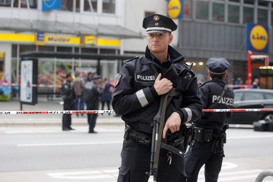 Hamburgo prekybos centre peiliu nudurtas žmogus, dar keli sužeisti