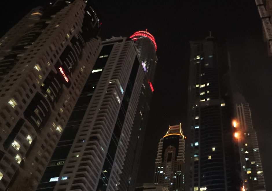 Vieną aukščiausių Dubajaus dangoraižių vėl nuniokojo gaisras