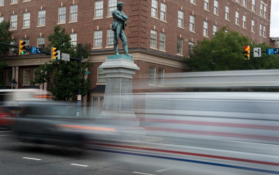 JAV miestuose griuvo Konfederacijos paminklai