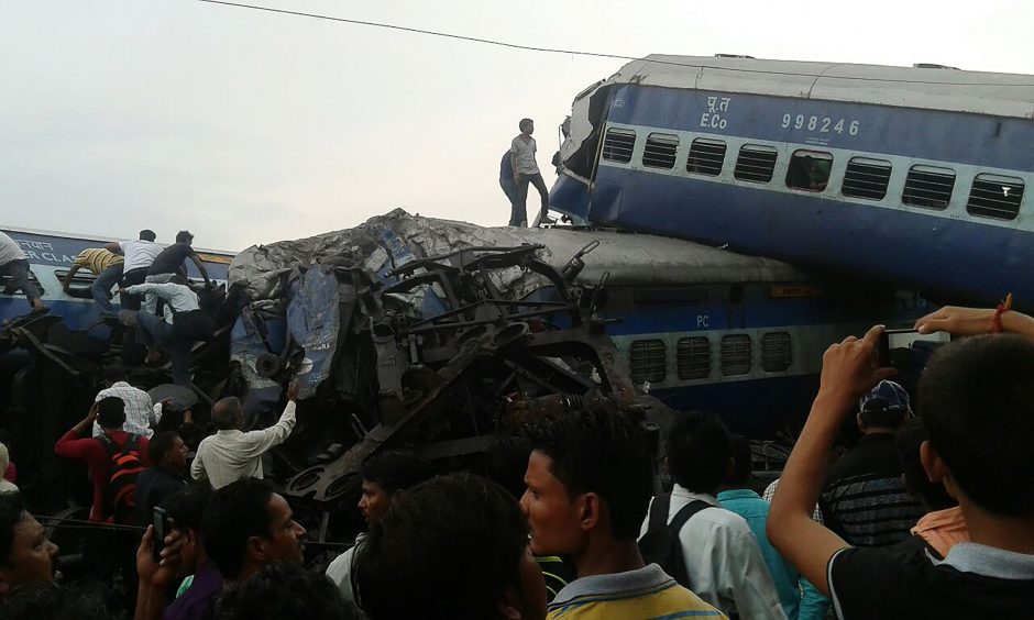 Indijoje nuo bėgių nulėkus traukiniui žuvo mažiausiai 23 žmonės