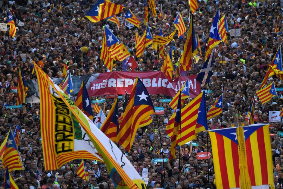 Katalonijoje – milžiniškas protestas prieš drastiškus Madrido veiksmus