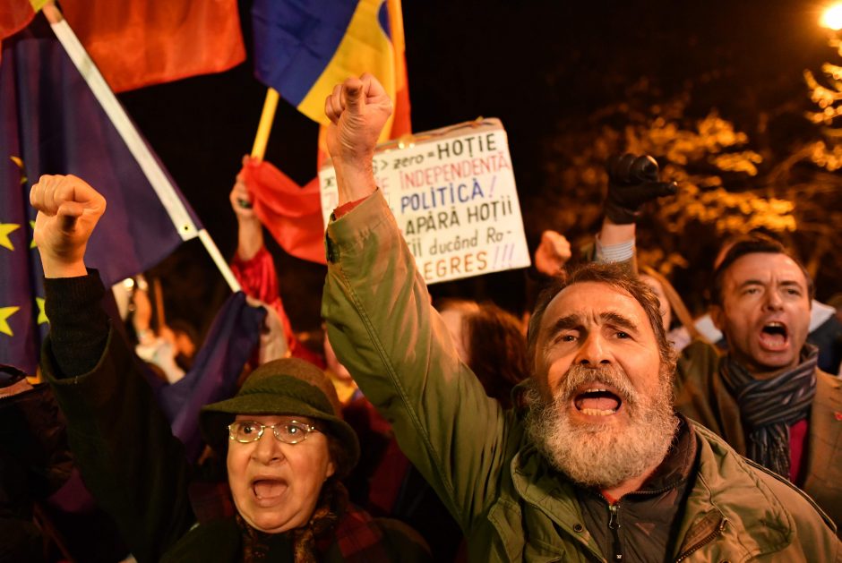 Tūkstančiai rumunų vėl protestavo prieš teismų reformas