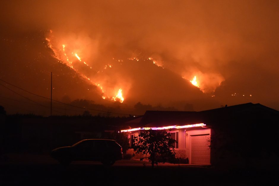 Kalifornijoje toliau siaučia stipraus vėjo genami miškų gaisrai