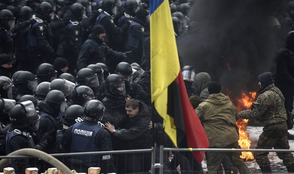 Per riaušes prie Ukrainos parlamento nuo ašarinių dujų nukentėjo 20 žmonių