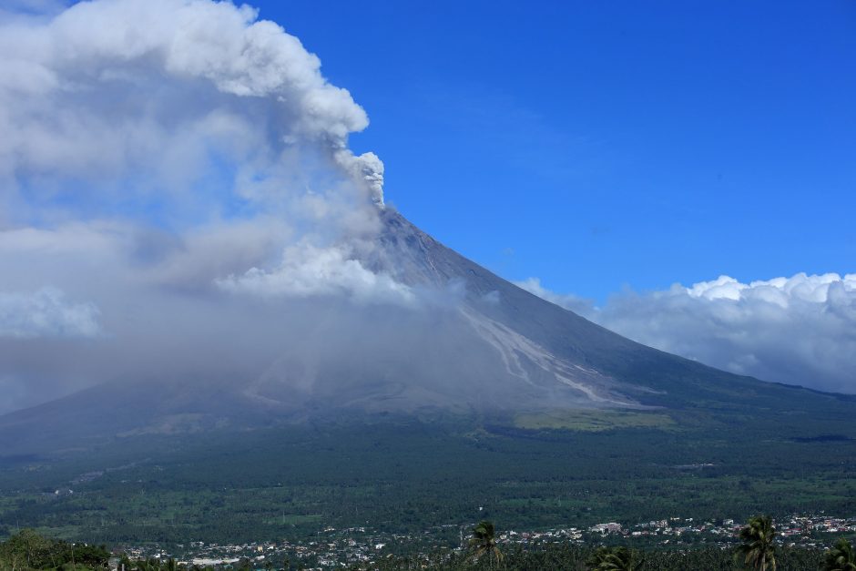 Aktyviausias Filipinų ugnikalnis spjaudosi lava, evakuota per 40 tūkst. žmonių